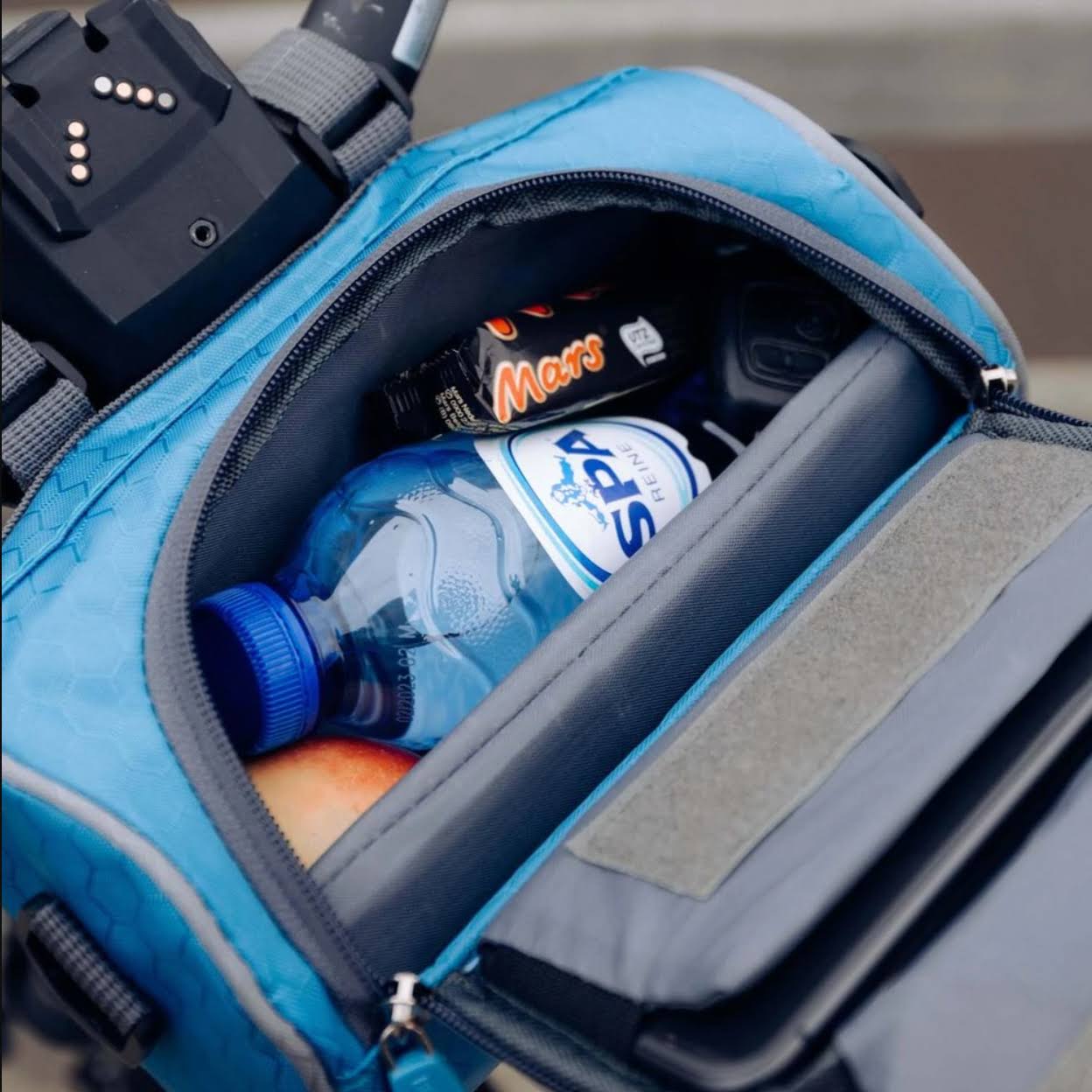 Waterproof bicycle bag with touchscreen window and secure mounting system for bike handlebars, perfect for convenient access to mobile devices while cycling. 7