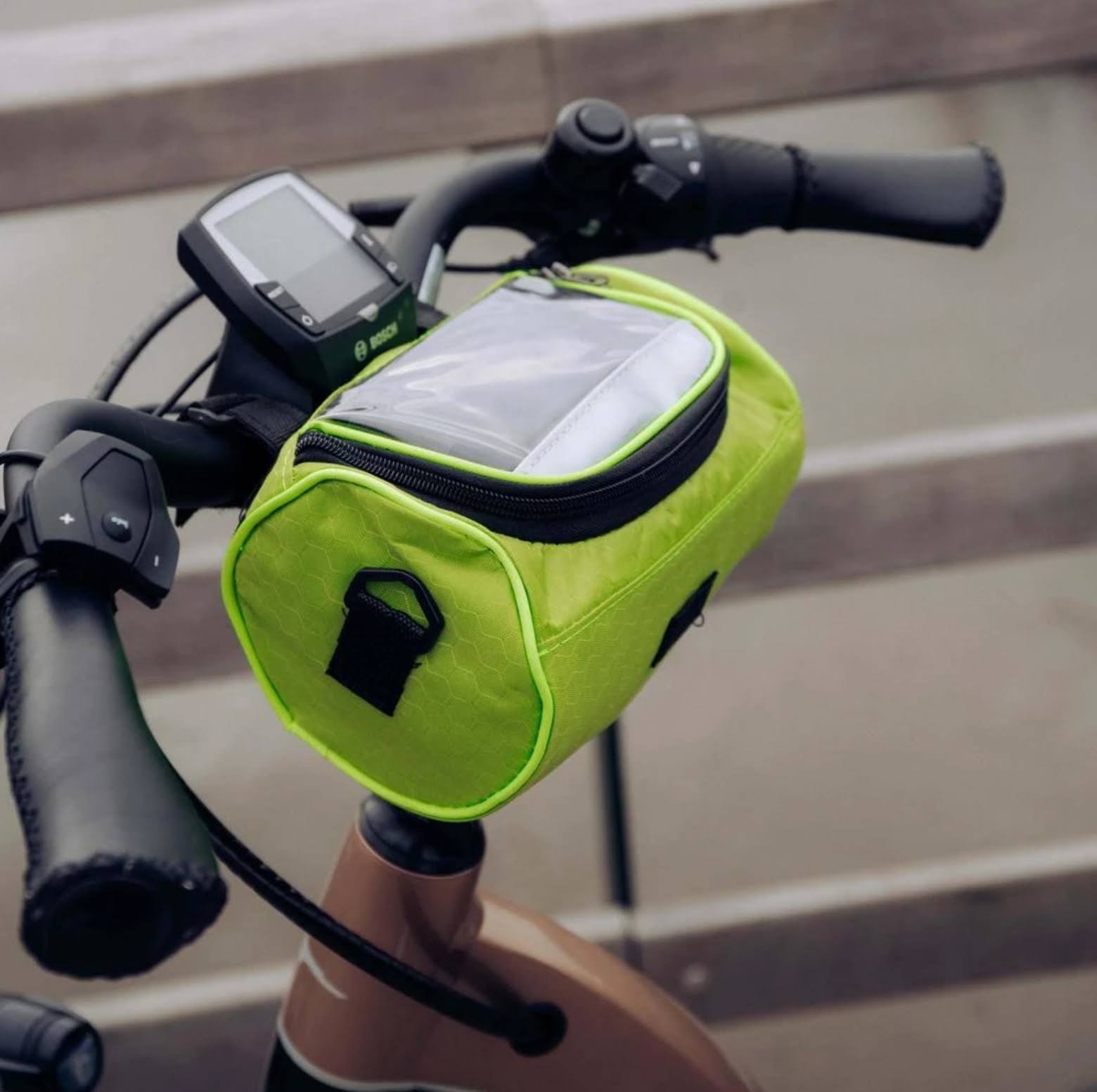 Waterproof bicycle bag with touchscreen window and secure mounting system for bike handlebars, perfect for convenient access to mobile devices while cycling. 2