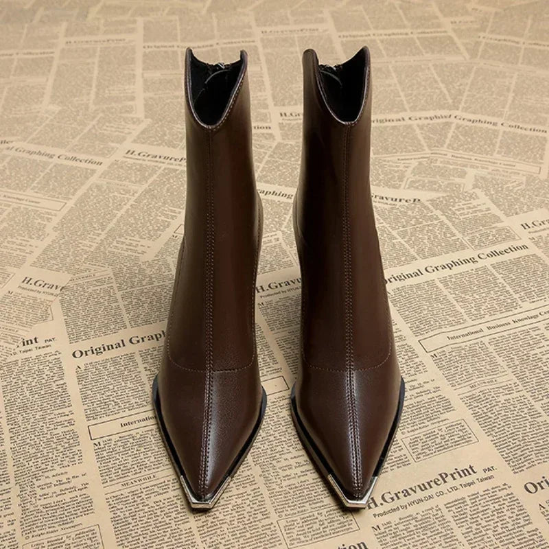 Stylish Chelsea boots featuring a chrome tip, crafted from faux leather with a durable rubber sole for comfort and longevity. 7