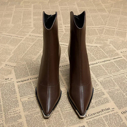 Stylish Chelsea boots featuring a chrome tip, crafted from faux leather with a durable rubber sole for comfort and longevity. 7
