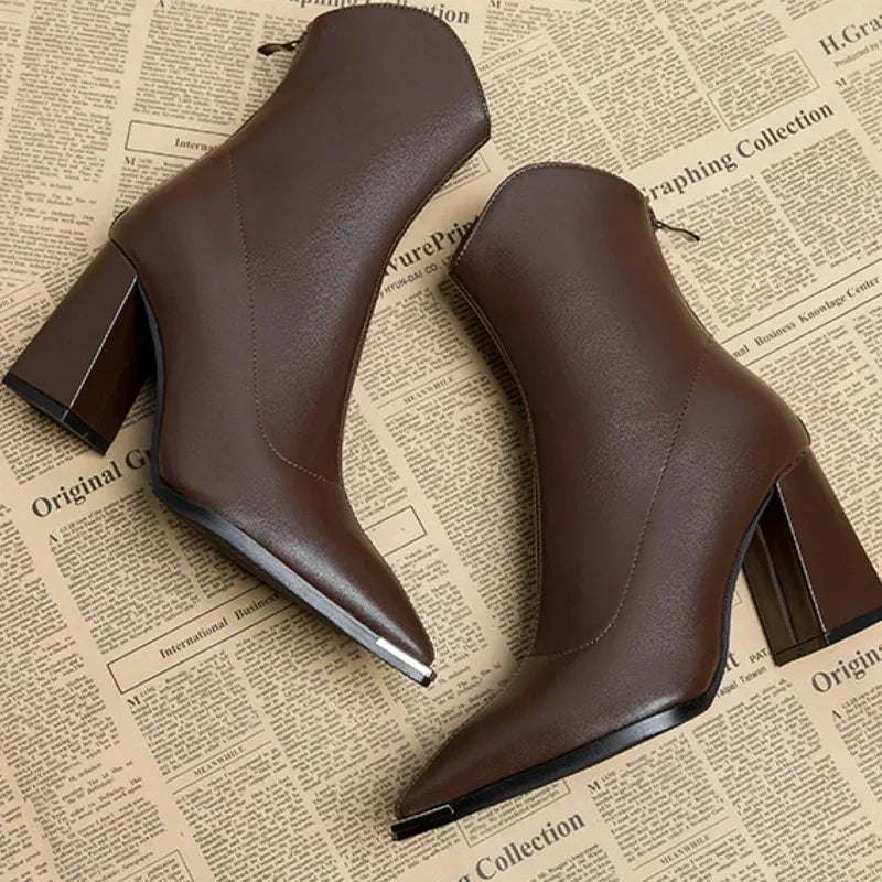Stylish Chelsea boots featuring a chrome tip, crafted from faux leather with a durable rubber sole for comfort and longevity. 6