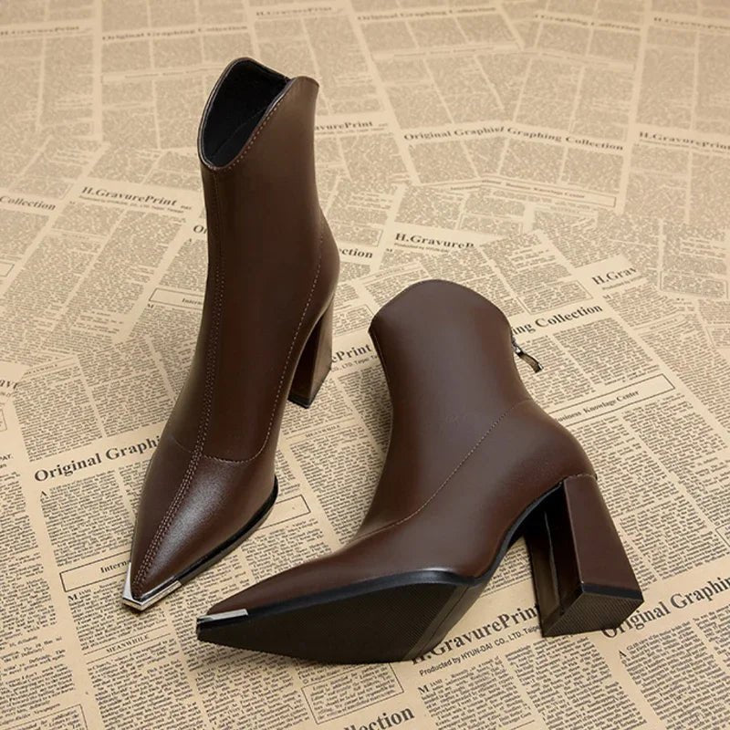 Stylish Chelsea boots featuring a chrome tip, crafted from faux leather with a durable rubber sole for comfort and longevity. 4