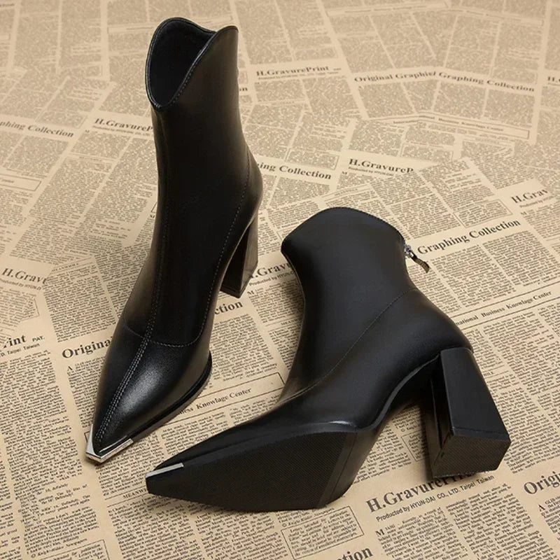 Stylish Chelsea boots featuring a chrome tip, crafted from faux leather with a durable rubber sole for comfort and longevity. 0
