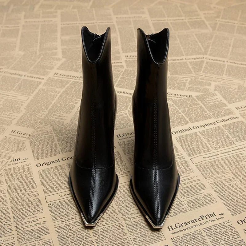 Stylish Chelsea boots featuring a chrome tip, crafted from faux leather with a durable rubber sole for comfort and longevity. 1
