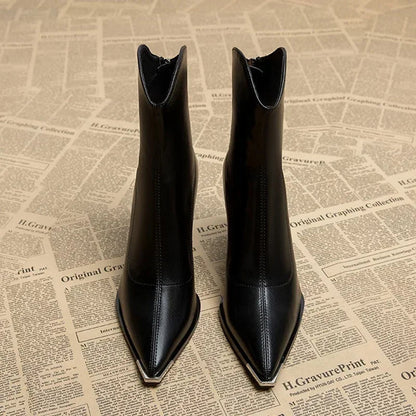 Stylish Chelsea boots featuring a chrome tip, crafted from faux leather with a durable rubber sole for comfort and longevity. 1