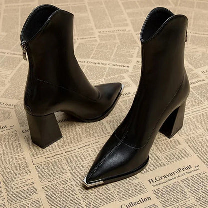 Stylish Chelsea boots featuring a chrome tip, crafted from faux leather with a durable rubber sole for comfort and longevity. 2