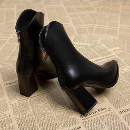 Stylish Chelsea boots featuring a chrome tip, crafted from faux leather with a durable rubber sole for comfort and longevity. 3