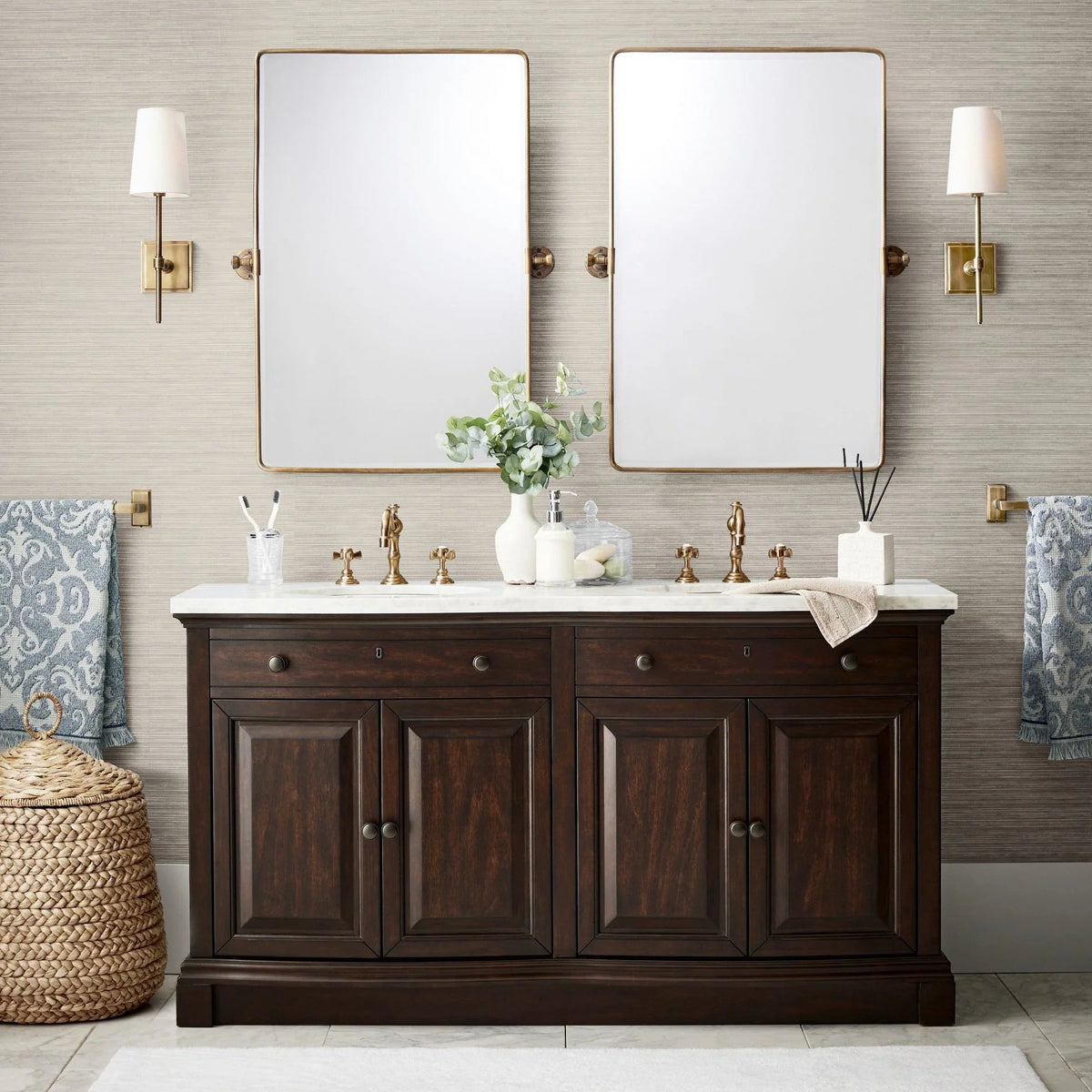 Classic wall light featuring a tapered linen shade and a dimmable function, available in elegant brass, sleek black, or modern brushed nickel finishes. 7