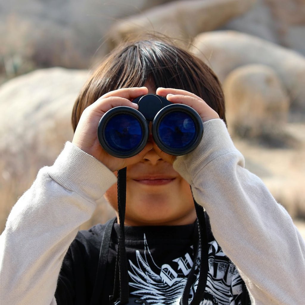 Compact binoculars 4x30 with center focus, featuring a lightweight, rubber-coated design ideal for bird watching and outdoor activities. 3