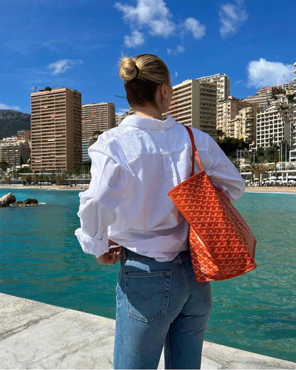 Contemporary handbag featuring clean lines and an adjustable strap, crafted from chic synthetic leather, ideal for both business and evening occasions. 1