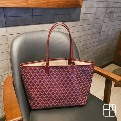 Contemporary handbag featuring clean lines and an adjustable strap, crafted from chic synthetic leather, ideal for both business and evening occasions. 4