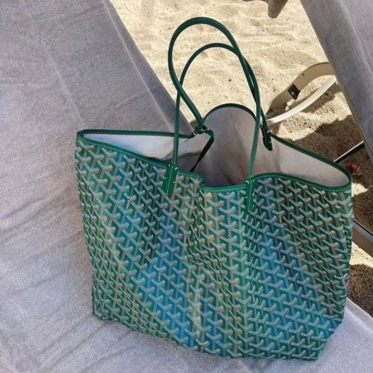 Contemporary handbag featuring clean lines and an adjustable strap, crafted from chic synthetic leather, ideal for both business and evening occasions. 3