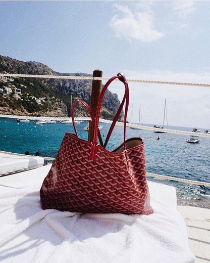 Contemporary handbag featuring clean lines and an adjustable strap, crafted from chic synthetic leather, ideal for both business and evening occasions. 2