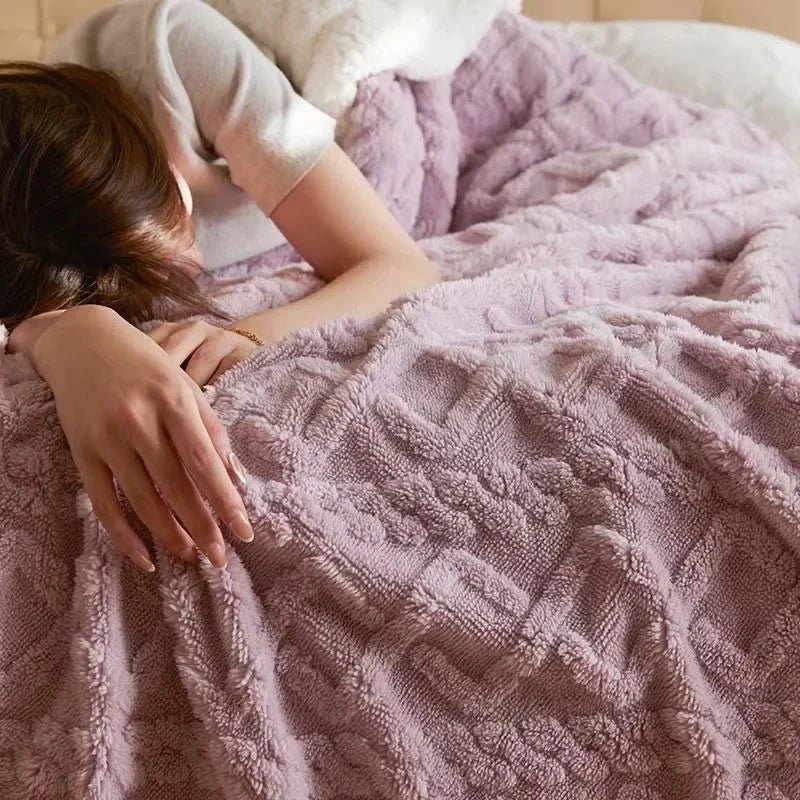 Cozy double-sided winter blanket made of thick lambswool with an elegant microfur design, perfect for warmth and style during cold nights. 2