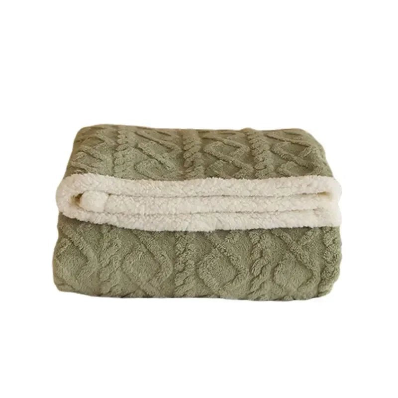 Cozy double-sided winter blanket made of thick lambswool with an elegant microfur design, perfect for warmth and style during cold nights. 3