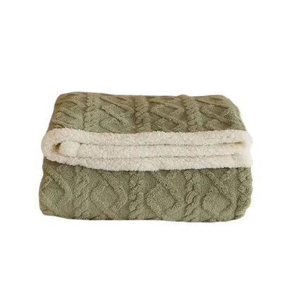 Cozy double-sided winter blanket made of thick lambswool with an elegant microfur design, perfect for warmth and style during cold nights. 3