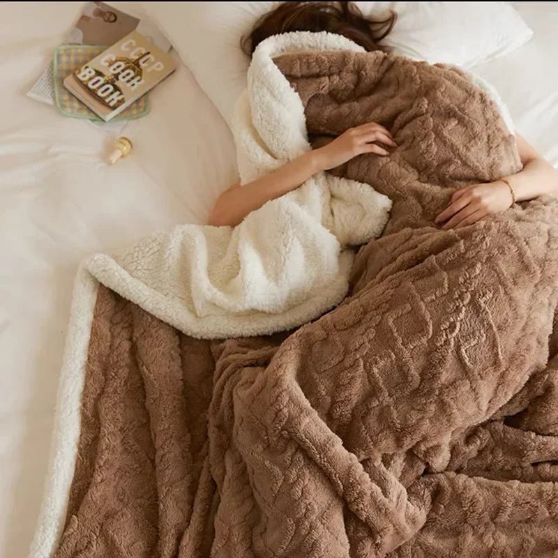 Cozy double-sided winter blanket made of thick lambswool with an elegant microfur design, perfect for warmth and style during cold nights. 0