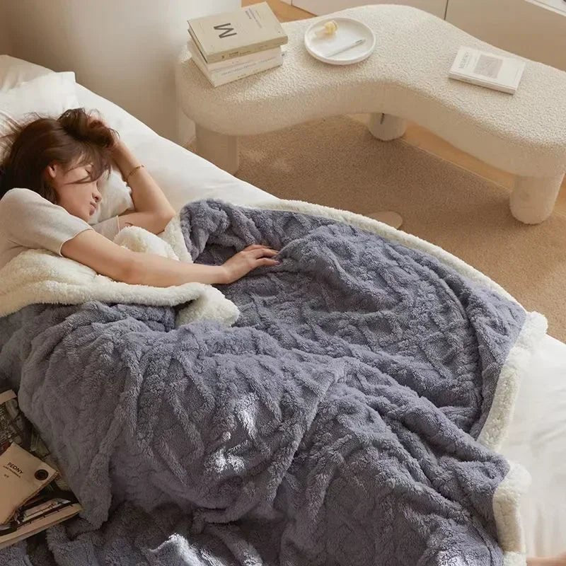 Cozy double-sided winter blanket made of thick lambswool with an elegant microfur design, perfect for warmth and style during cold nights. 7