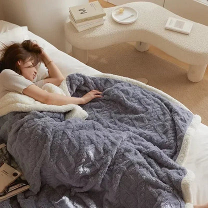 Cozy double-sided winter blanket made of thick lambswool with an elegant microfur design, perfect for warmth and style during cold nights. 7