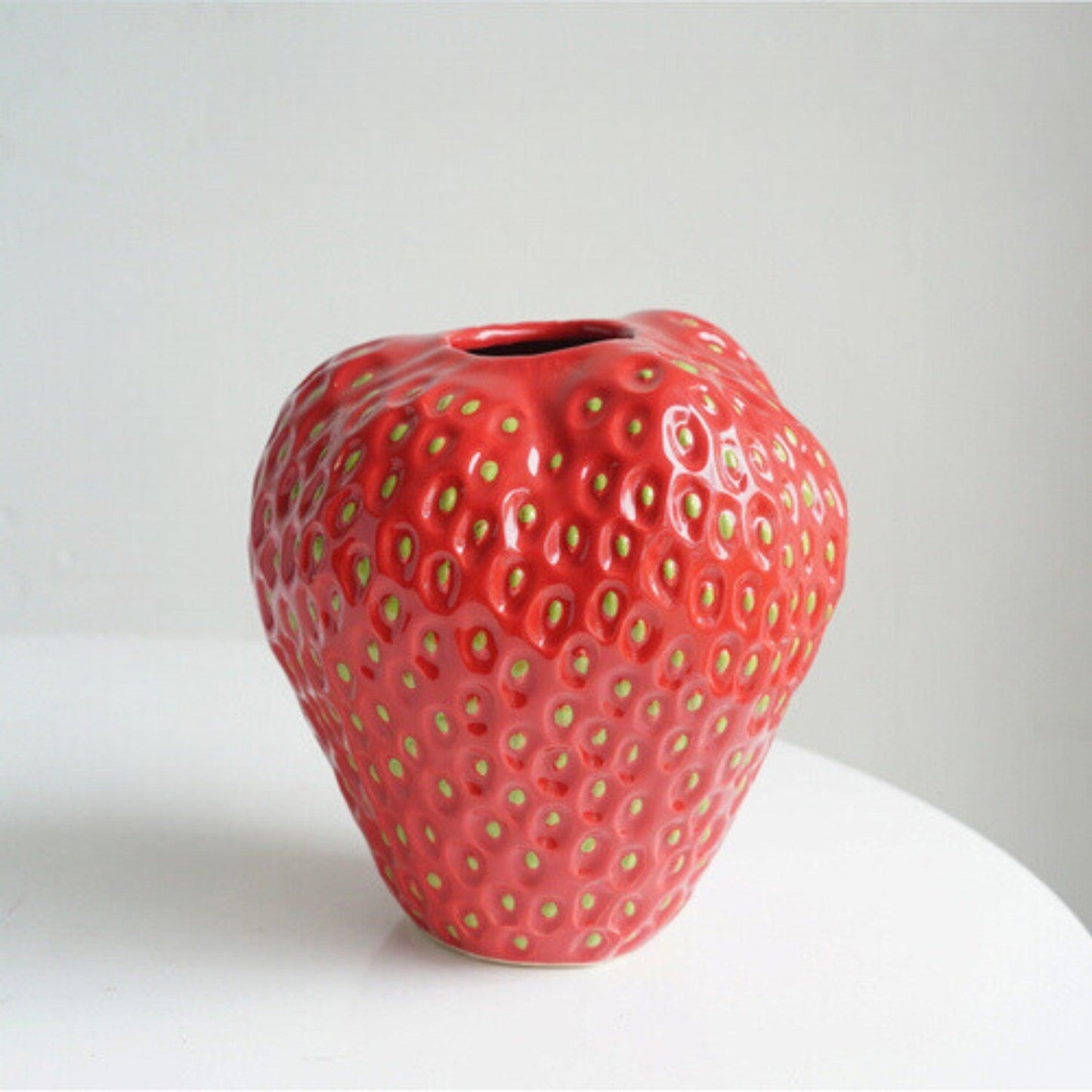 Decorative strawberry-shaped ceramic vase for flowers, featuring a unique and modern design, perfect for enhancing home decor. 9