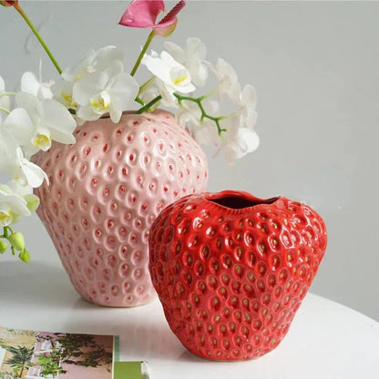Decorative strawberry-shaped ceramic vase for flowers, featuring a unique and modern design, perfect for enhancing home decor. 1