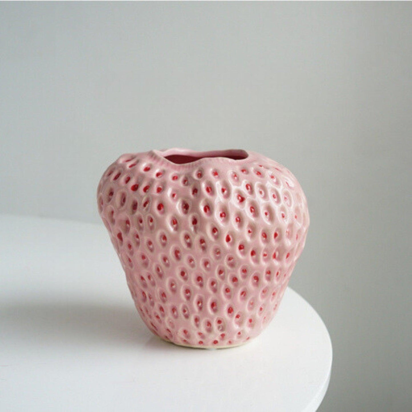 Decorative strawberry-shaped ceramic vase for flowers, featuring a unique and modern design, perfect for enhancing home decor. 0