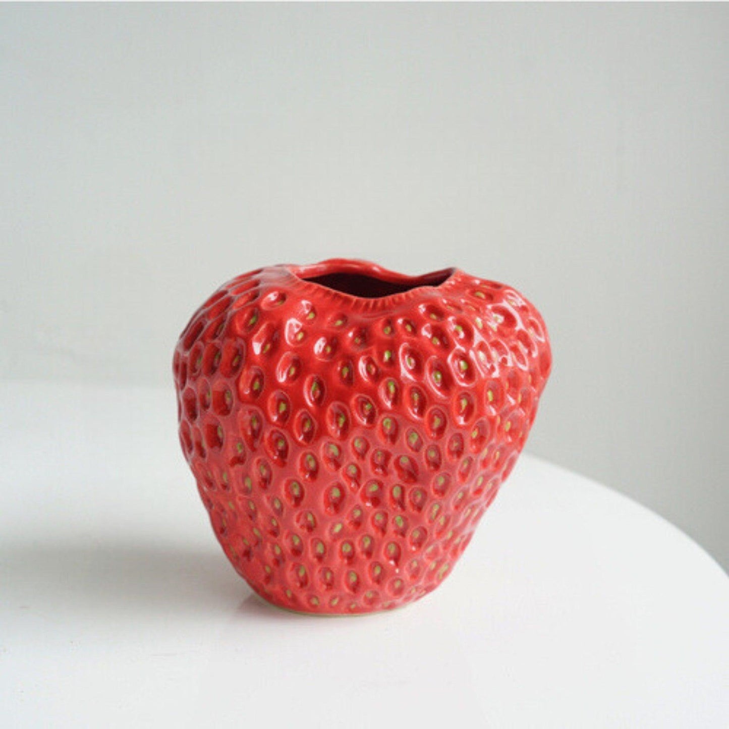 Decorative strawberry-shaped ceramic vase for flowers, featuring a unique and modern design, perfect for enhancing home decor. 10