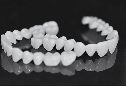 Dental prosthesis featuring a customizable fit and natural appearance, designed as lightweight and reusable dental lenses for optimal comfort and aesthetic appeal. 4