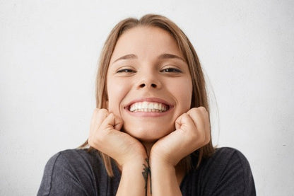 Dental prosthesis featuring a customizable fit and natural appearance, designed as lightweight and reusable dental lenses for optimal comfort and aesthetic appeal. 0