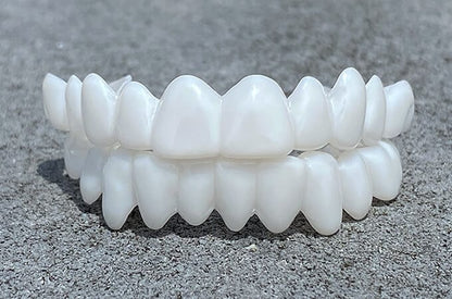 Dental prosthesis featuring a customizable fit and natural appearance, designed as lightweight and reusable dental lenses for optimal comfort and aesthetic appeal. 2