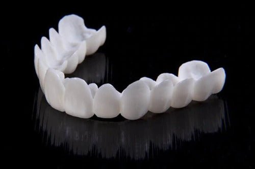 Dental veneers made from flexible, high-quality resin, designed for a natural appearance and comfortable wear, ideal for enhancing smiles. 5