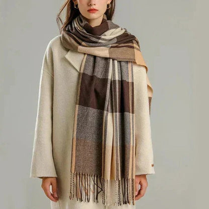 Elegant checked scarf made from a premium wool blend, featuring a warm design perfect for autumn and winter fashion. 4