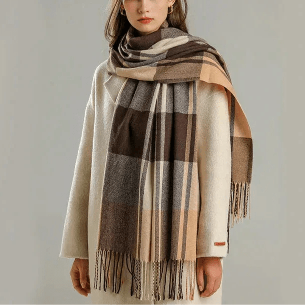 Elegant checked scarf made from a premium wool blend, featuring a warm design perfect for autumn and winter fashion. 2