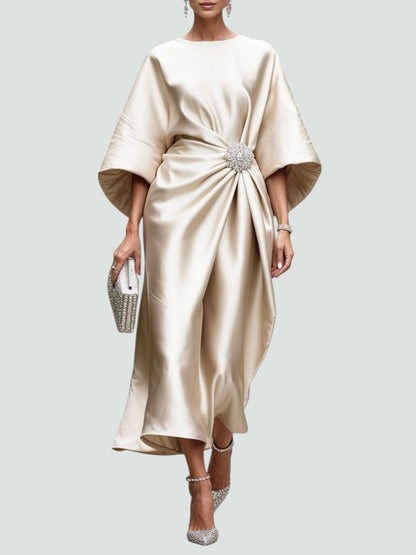 Elegant evening dress featuring a luxurious shine and a timeless silhouette, perfect for formal occasions and special events. 5