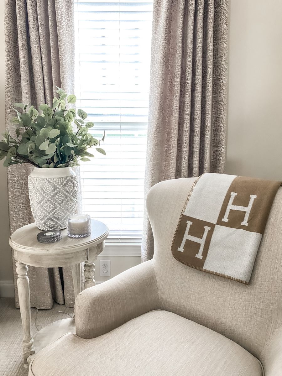 Elegant golden plaid throw blanket made from a luxurious wool and cashmere blend, perfect for cozy home decor, measuring 140 x 170 cm. 6