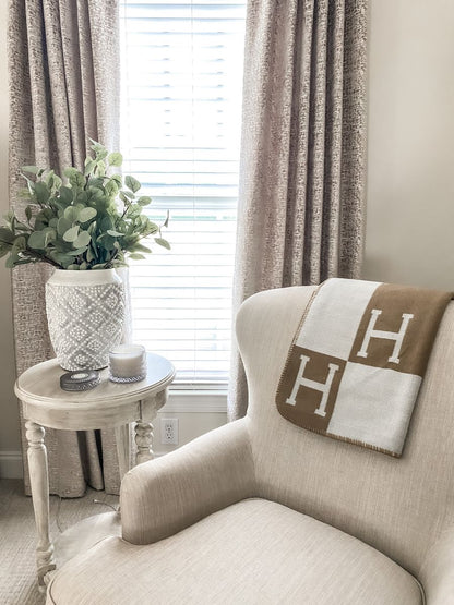 Elegant golden plaid throw blanket made from a luxurious wool and cashmere blend, perfect for cozy home decor, measuring 140 x 170 cm. 6