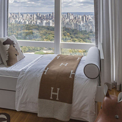 Elegant golden plaid throw blanket made from a luxurious wool and cashmere blend, perfect for cozy home decor, measuring 140 x 170 cm. 3