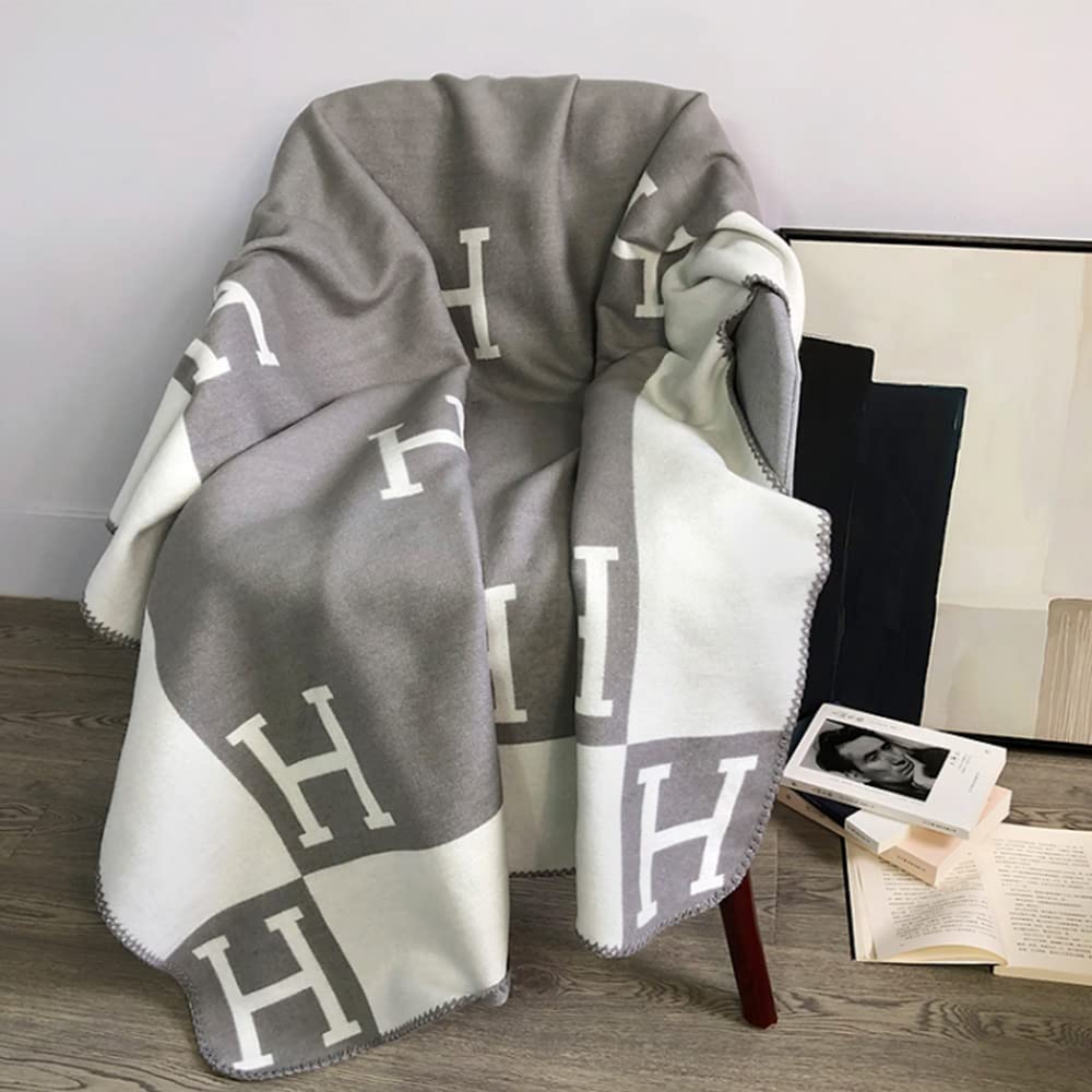 Elegant golden plaid throw blanket made from a luxurious wool and cashmere blend, perfect for cozy home decor, measuring 140 x 170 cm. 8