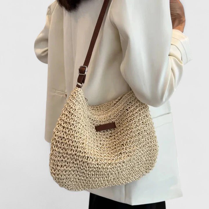 Elegant slouchy bag featuring an adjustable strap and secure zipper closure, perfect for stylish everyday use. 1