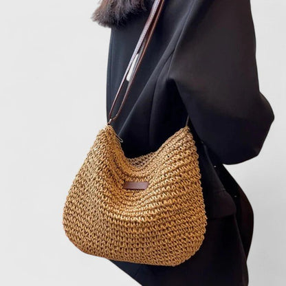 Elegant slouchy bag featuring an adjustable strap and secure zipper closure, perfect for stylish everyday use. 2