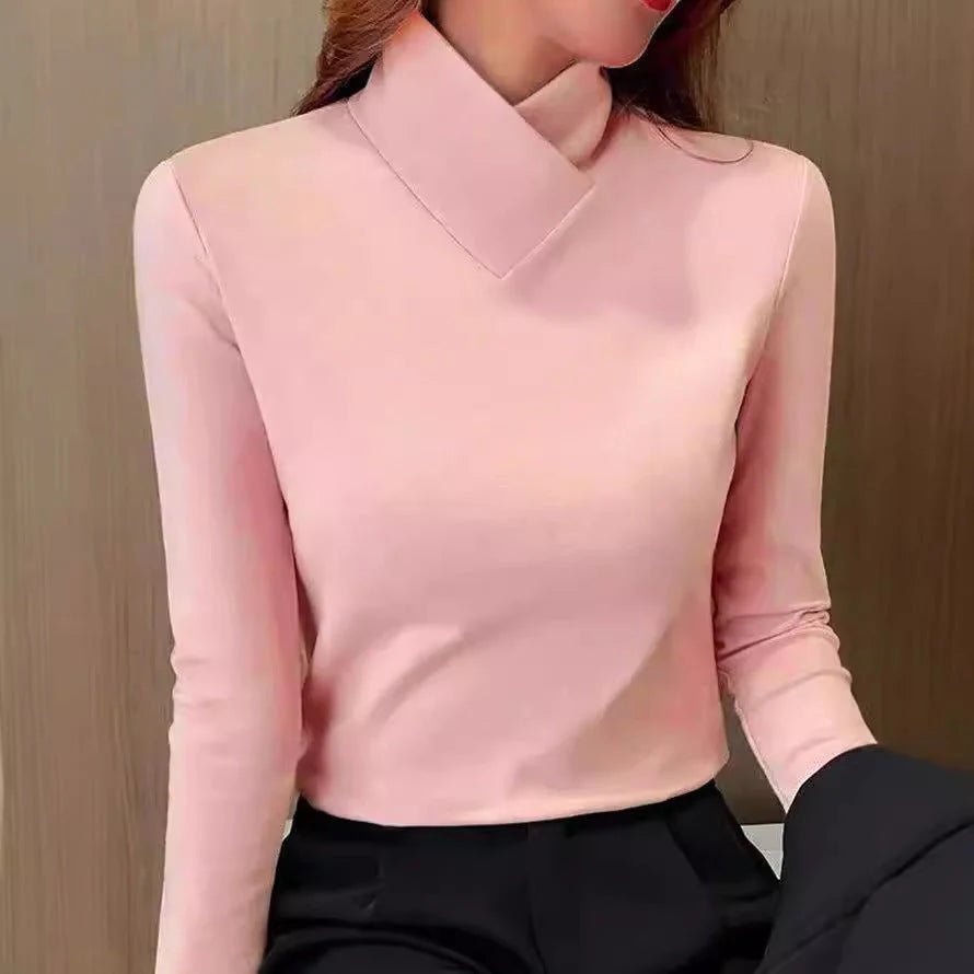 Elegant turtleneck sweater with a high collar made from soft, breathable fabric, perfect for cozy winter outfits. 4