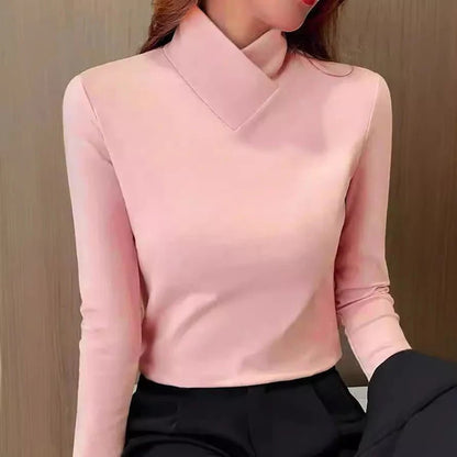Elegant turtleneck sweater with a high collar made from soft, breathable fabric, perfect for cozy winter outfits. 4