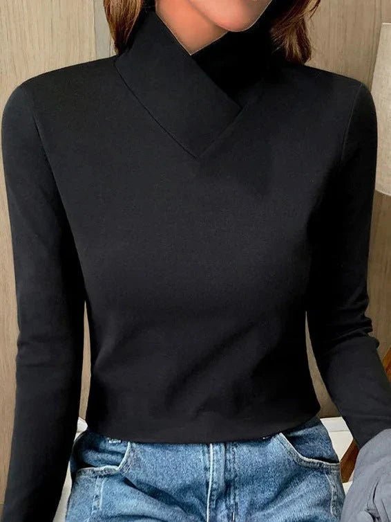 Elegant turtleneck sweater with a high collar made from soft, breathable fabric, perfect for cozy winter outfits. 2