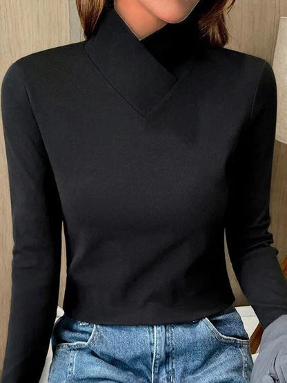 Elegant turtleneck sweater with a high collar made from soft, breathable fabric, perfect for cozy winter outfits. 2