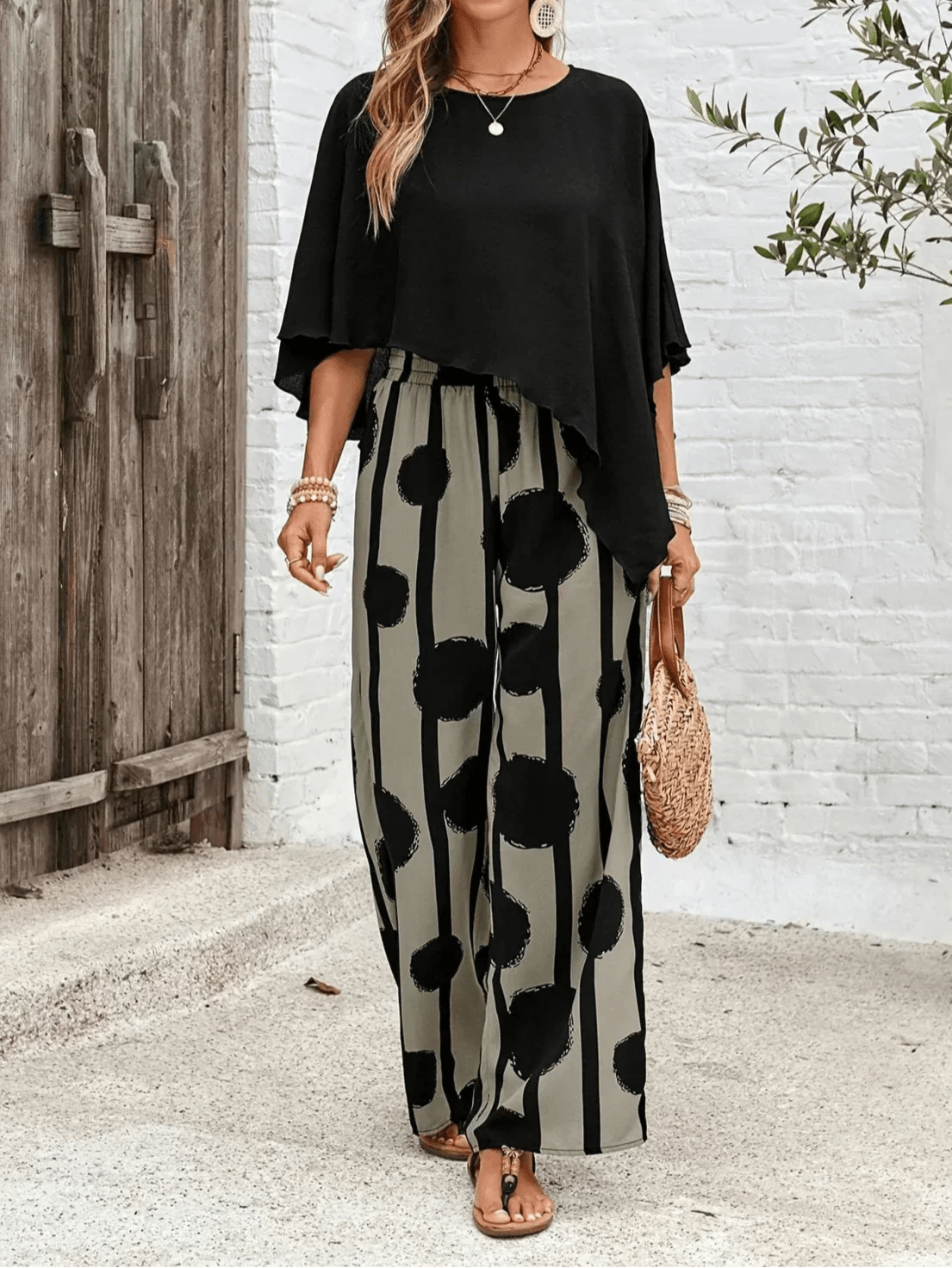 Elegant two-piece set for women featuring an elastic waistband, made from soft breathable fabric, perfect for comfortable casual wear. 3