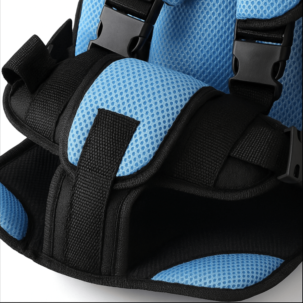 Ergonomic baby car seat featuring a 5-point harness, designed for toddlers aged 0-12 years, made with breathable mesh material for comfort 4