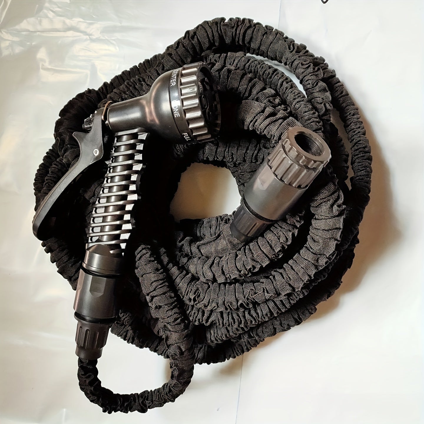 Expandable garden hose featuring high-pressure capability, made from durable latex with a flexible design, ideal for gardening and outdoor use. 4