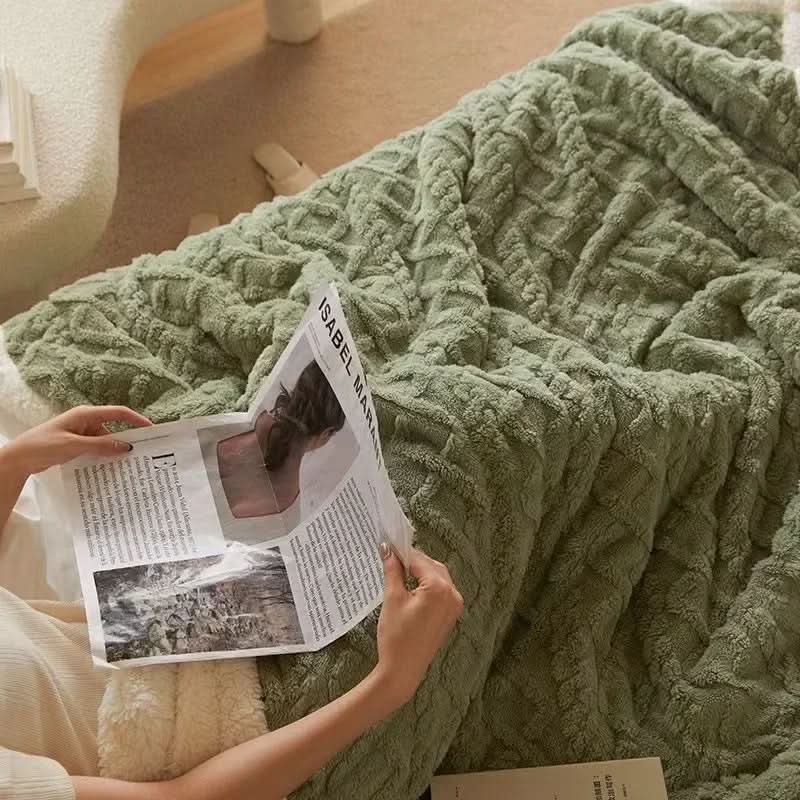 Extra thick winter blanket made of lambswool and microfiber flannel, featuring a double-sided design for ultimate cozy comfort during cold nights. 1