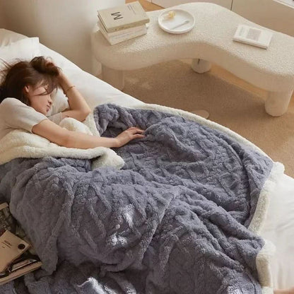 Extra thick winter blanket made of lambswool and microfiber flannel, featuring a double-sided design for ultimate cozy comfort during cold nights. 4