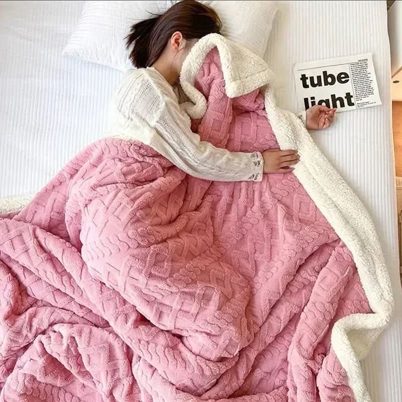 Extra thick winter blanket made of lambswool and microfiber flannel, featuring a double-sided design for ultimate cozy comfort during cold nights. 7